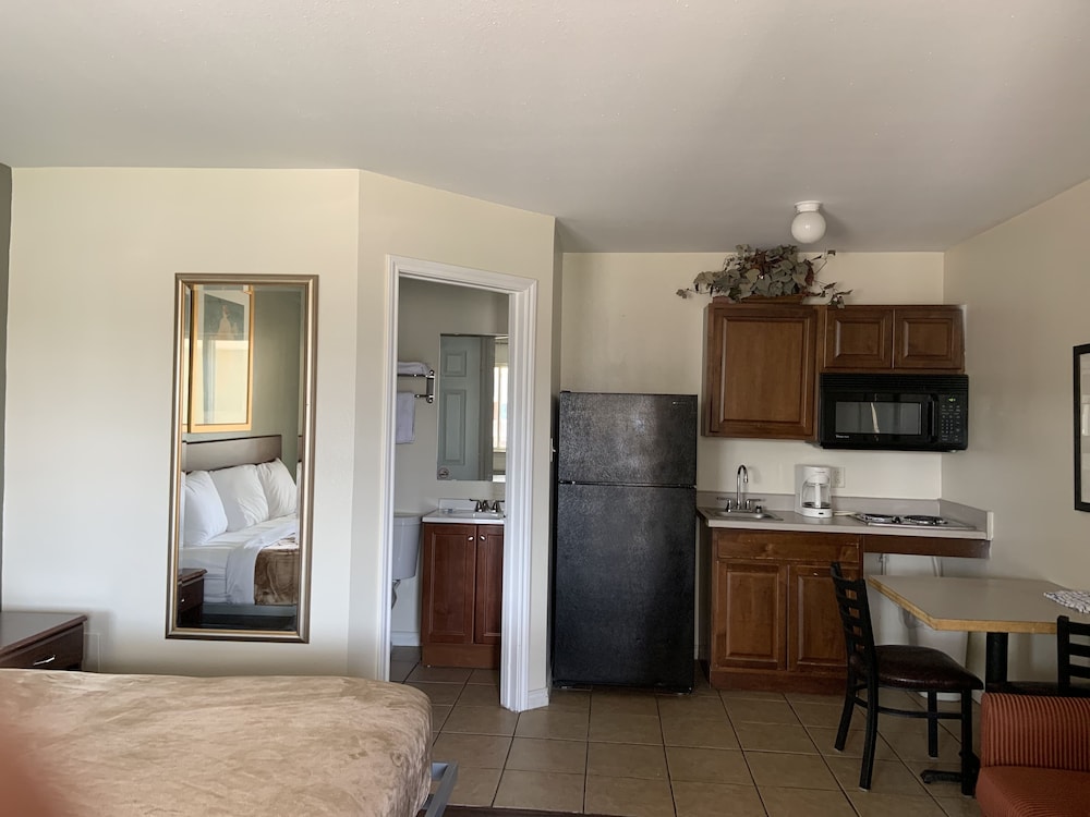 Standard Studio, 1 King Bed, Non Smoking, Kitchenette photo 3