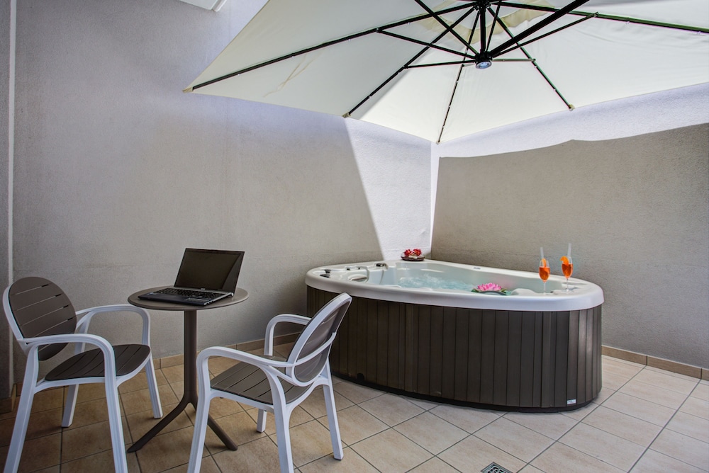 Deluxe Double Room, 1 Double Bed, Hot Tub photo 3
