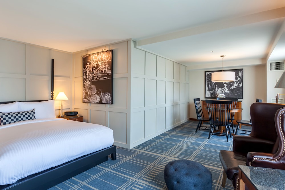 Suite, 1 King Bed (Fellows)