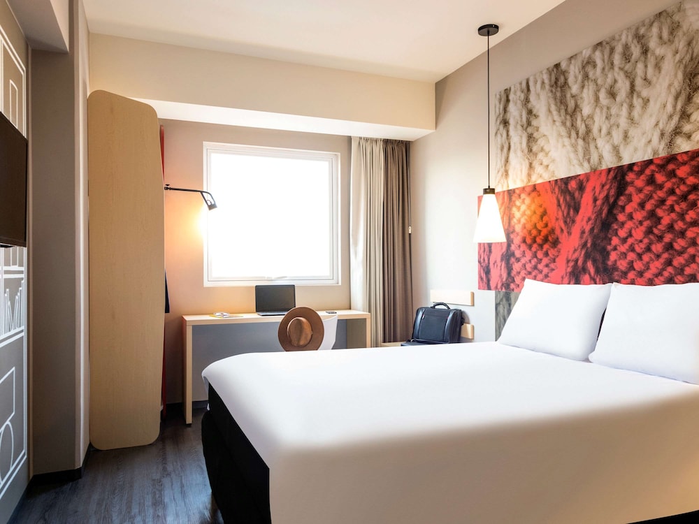 Standard Room, 1 Queen Bed thumbnail 6
