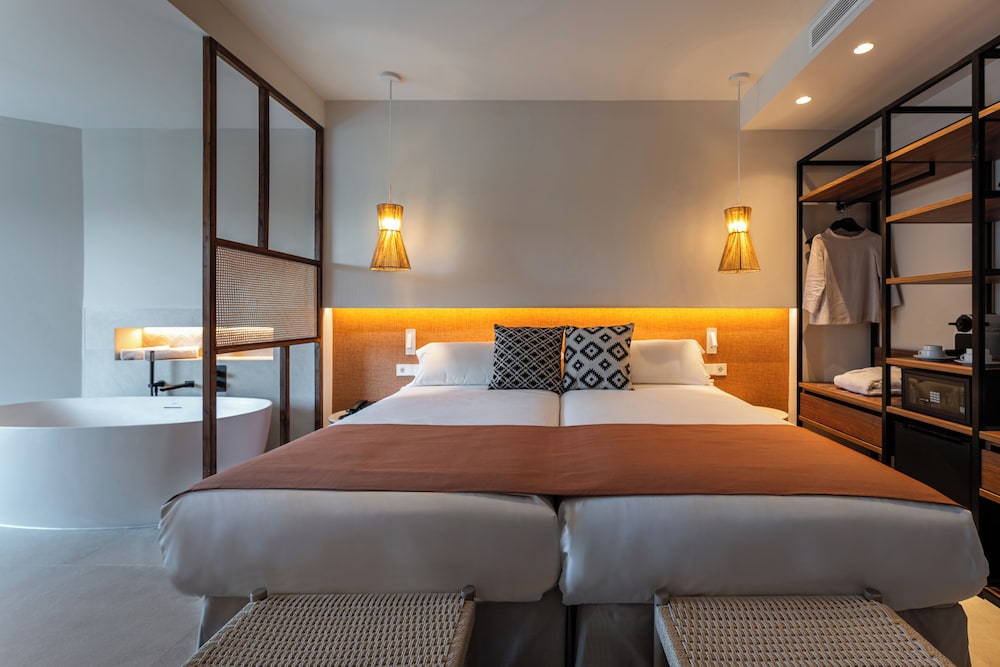 Suite, Balcony (Magnus)(2 adults + 1 child)