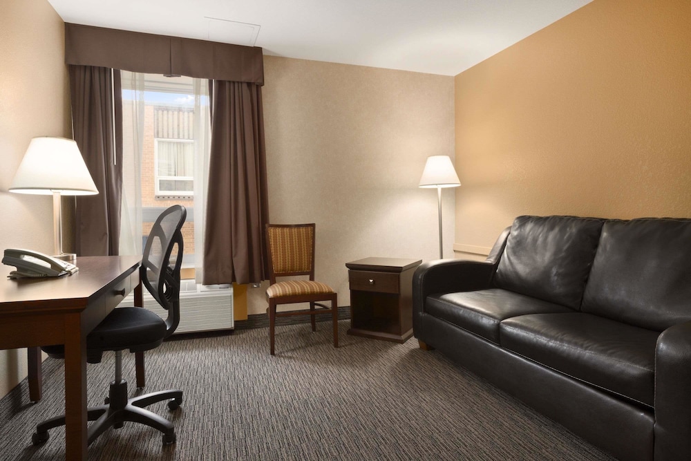 Suite, 1 Queen Bed, Non Smoking photo 3