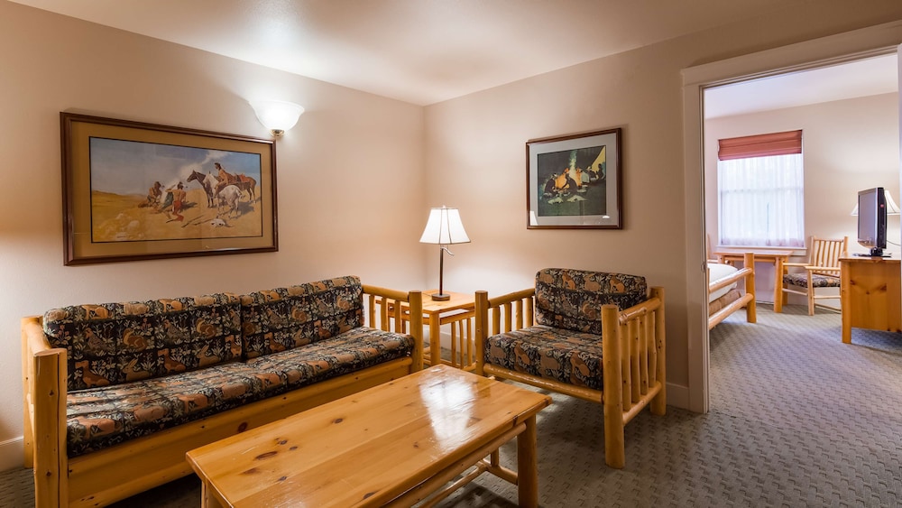 Suite, 1 King Bed, Non Smoking, Refrigerator & Microwave (1st Floor) photo 3