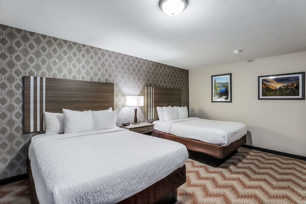 Suite, 2 Queen Beds, Non Smoking, Refrigerator & Microwave (with Sofabed) - Photo 1