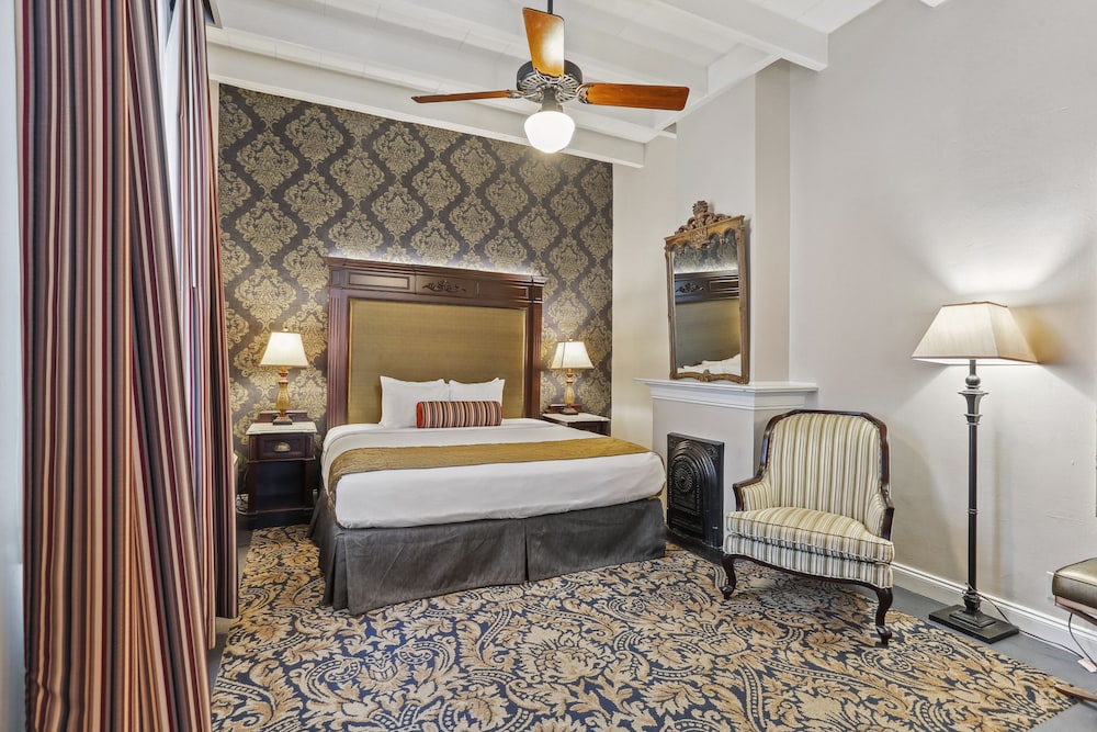 Deluxe Room, 1 King Bed - Photo 4