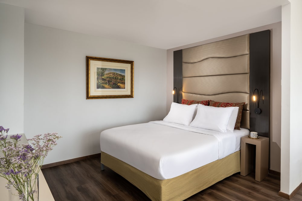 Executive Suite - Photo 5