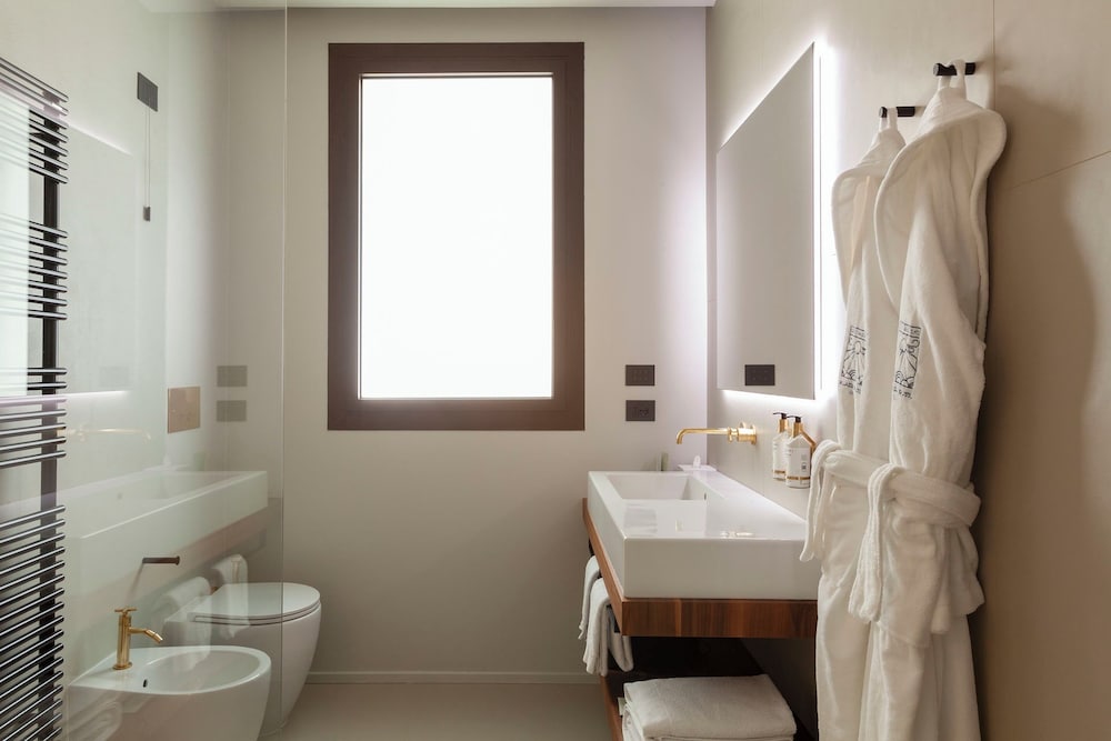 Executive Suite - Photo 12