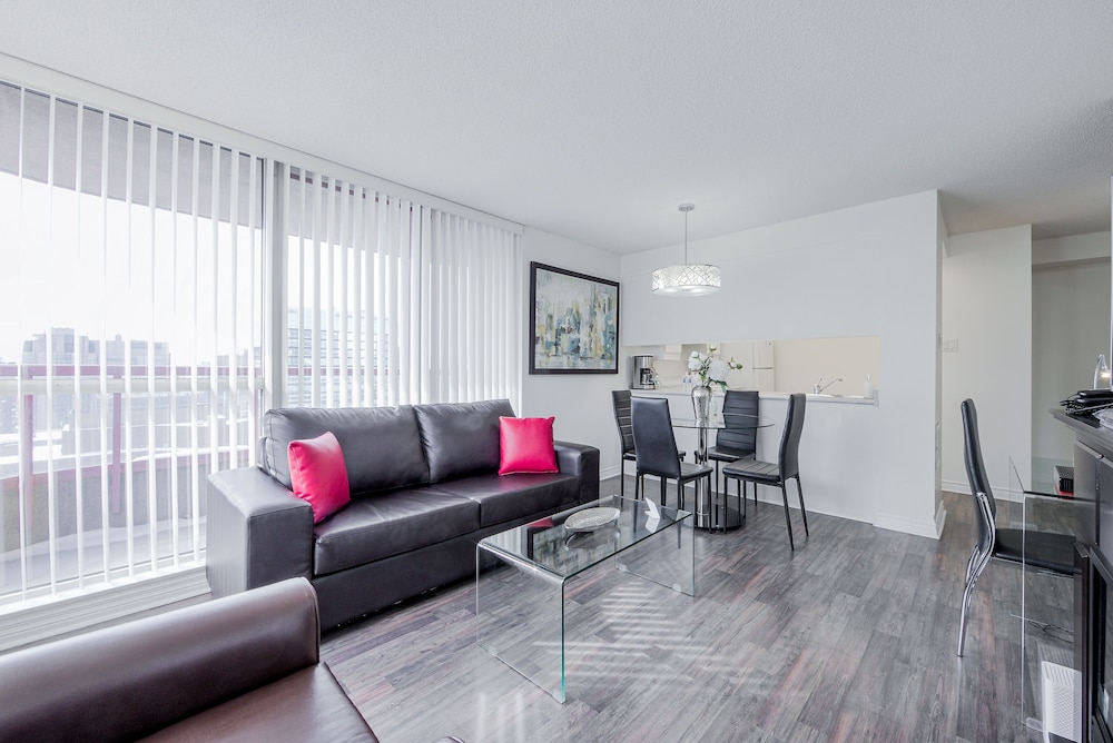 Spacious Furnished Apartment Sleeps 4, 2 Tvs, Walkout Balcony, Parking Available, 写真 5