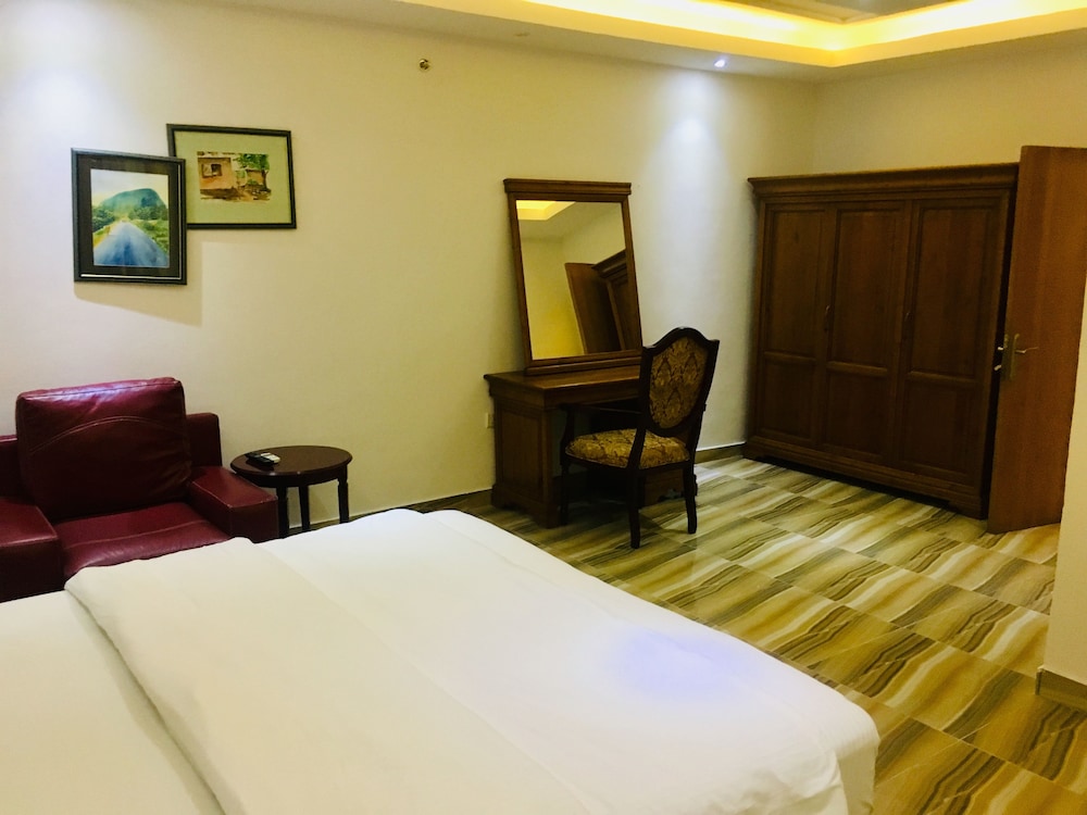 Executive Suite - Photo 4