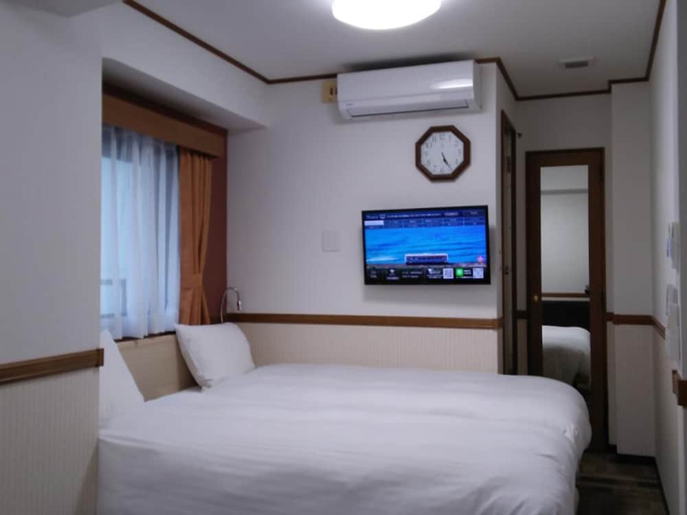 Twin Room, Smoking