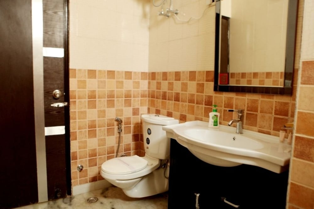Deluxe Room, Multiple Beds, Smoking photo 3