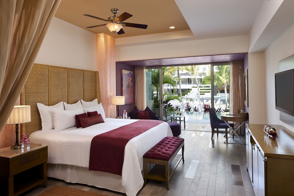 Preferred Club Jr. Suite Swimout, 1 King Bed