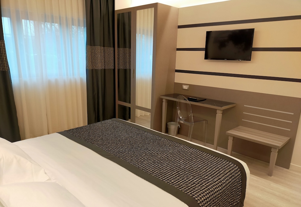 Deluxe Double or Twin Room - Photo 2