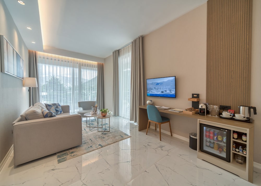 Regency, Suite, 1 King Bed, Hot Tub, Sea View - Photo 6