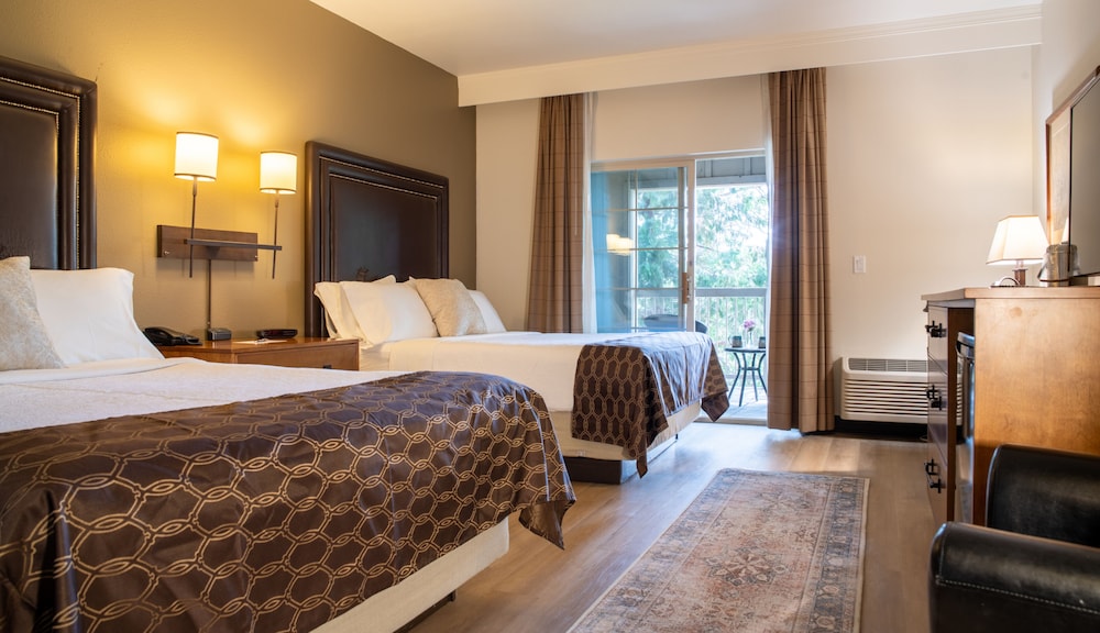 Standard Room, 2 Queen Beds (Village View Queen Lodge) photo 3