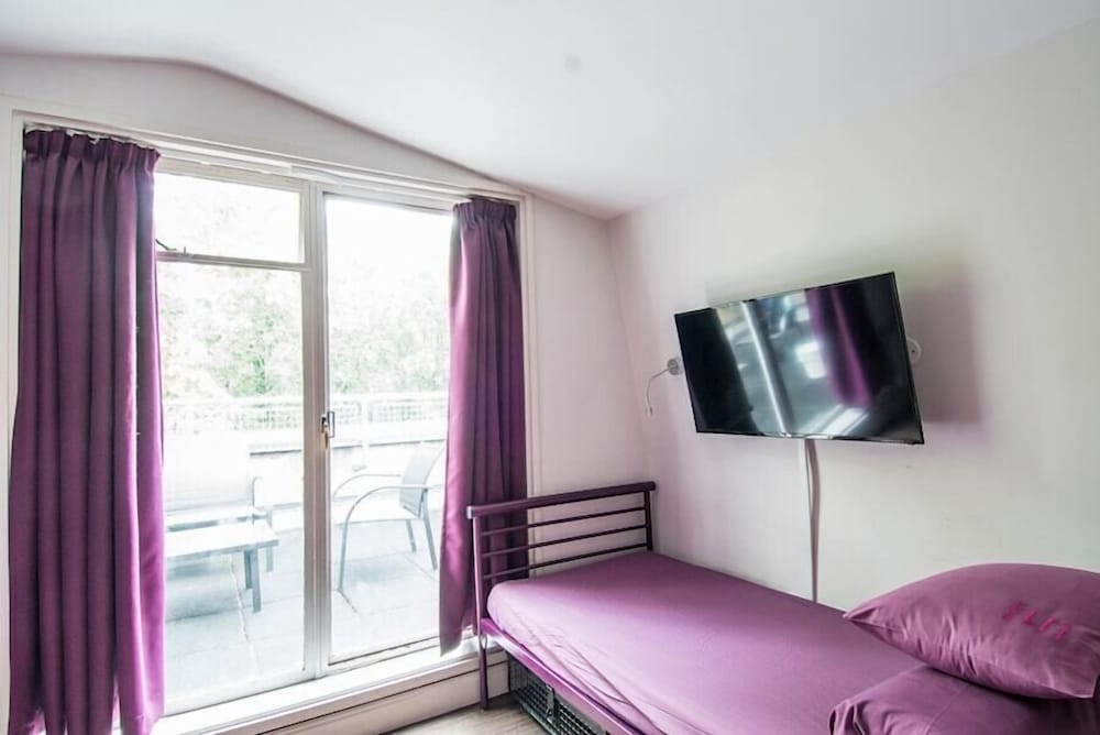 Bed in 2-Bed Female Dorm Ensuite photo 2