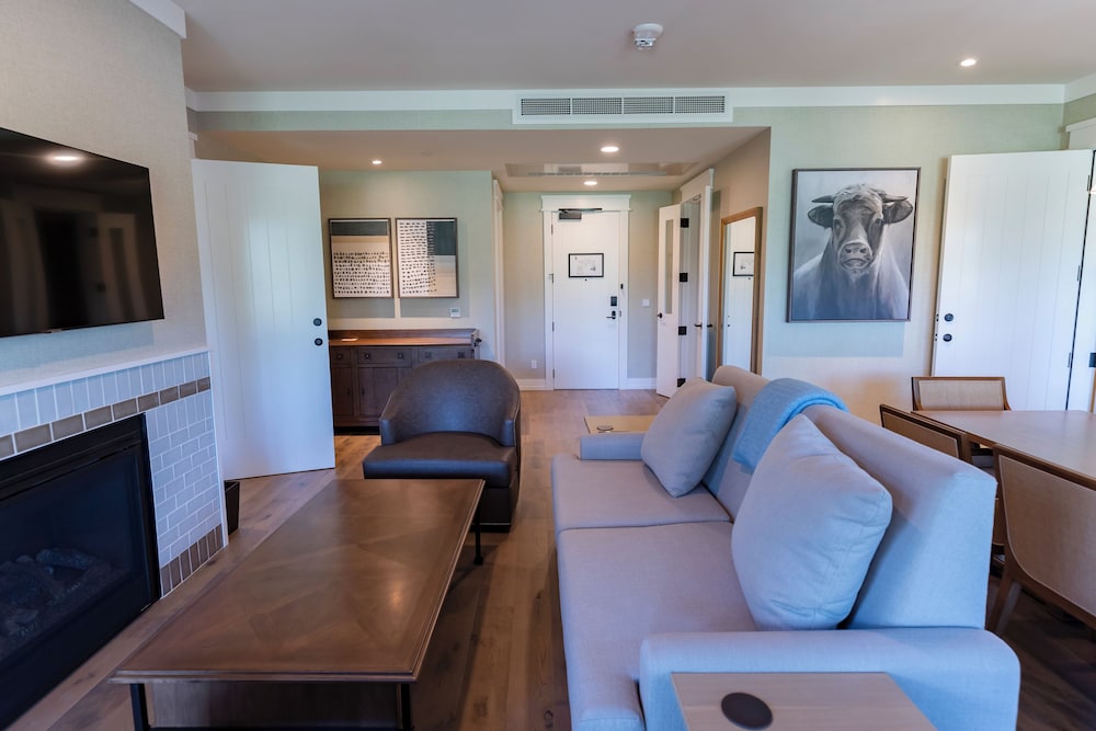 Superior Suite, 1 King Bed with Sofa bed, Accessible, Golf View