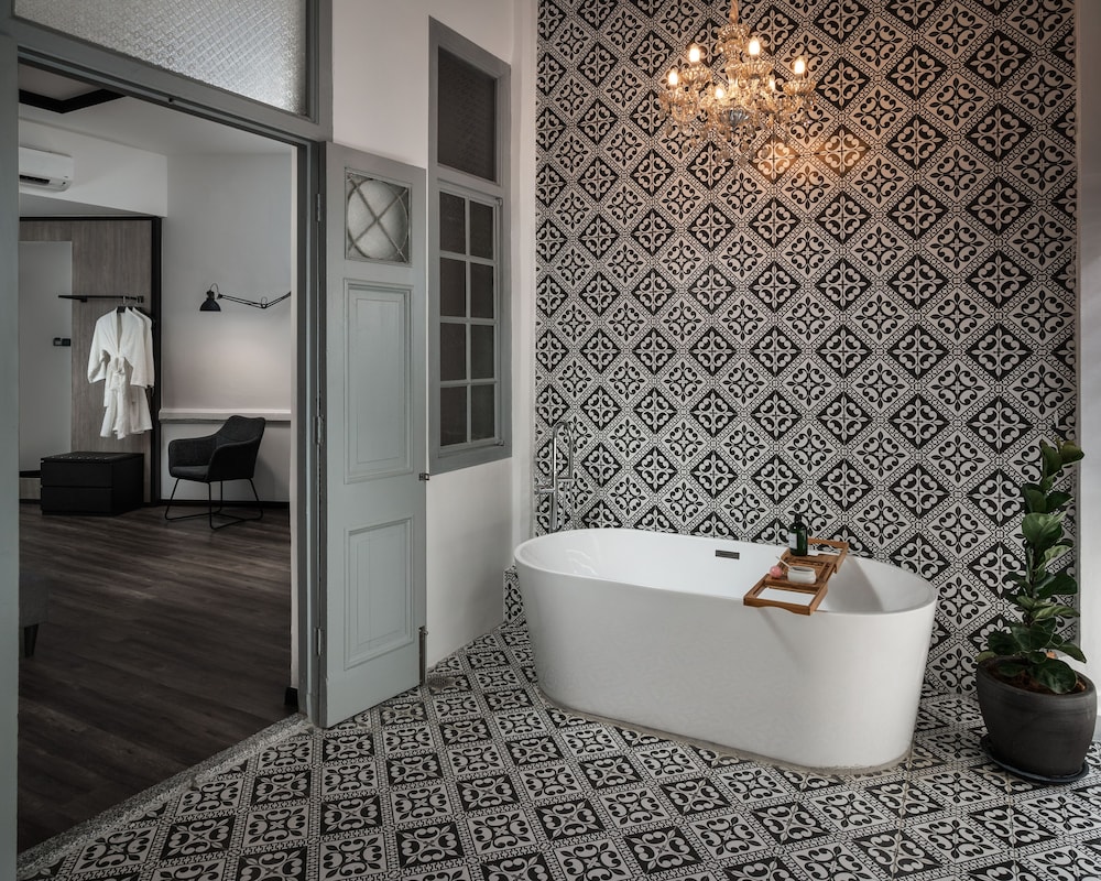 Deluxe Double Room, Bathtub - Photo 3