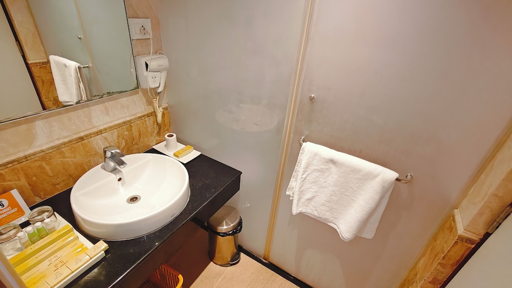 Luxury Suite - Photo 18