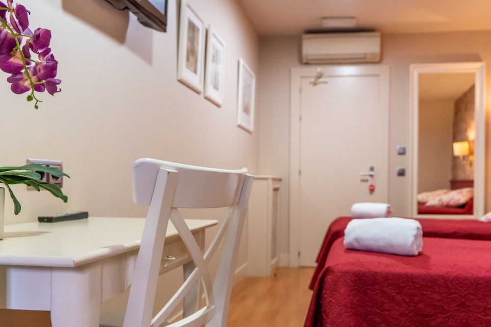 City Double or Twin Room - Photo 21