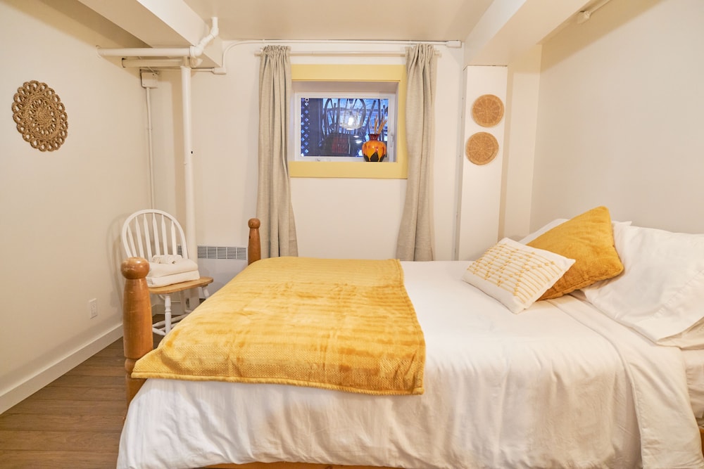 Economy Room, 1 Double Bed, Shared Bathroom 102 - Chambre au sous sol photo 1