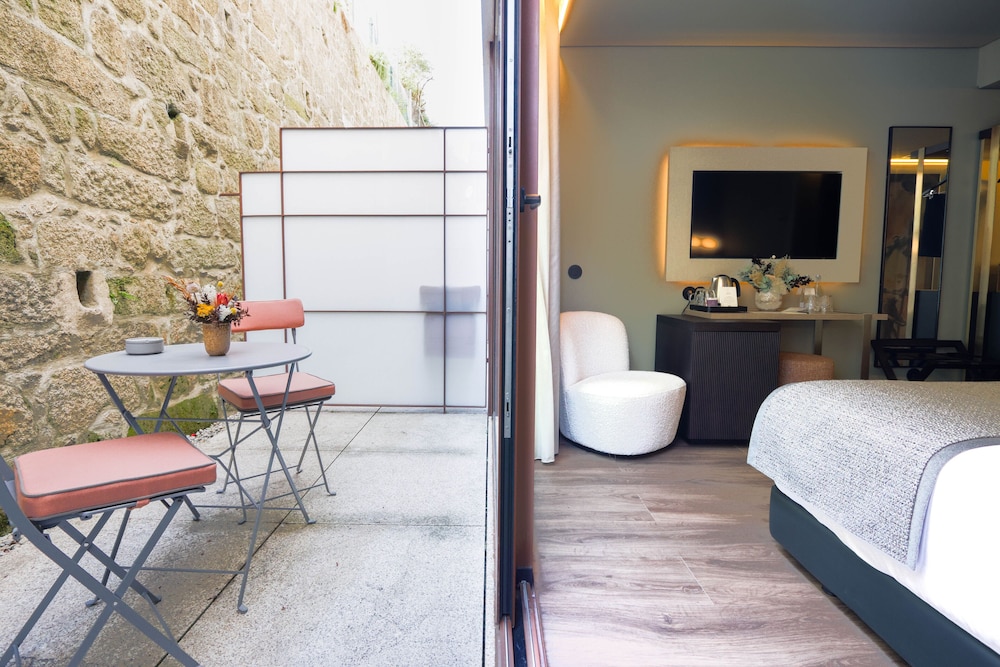 Classic Room with terrace thumbnail 5