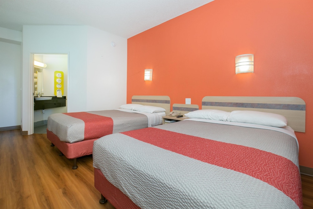 Deluxe Quadruple Room, 2 Double Beds, Non Smoking photo 1