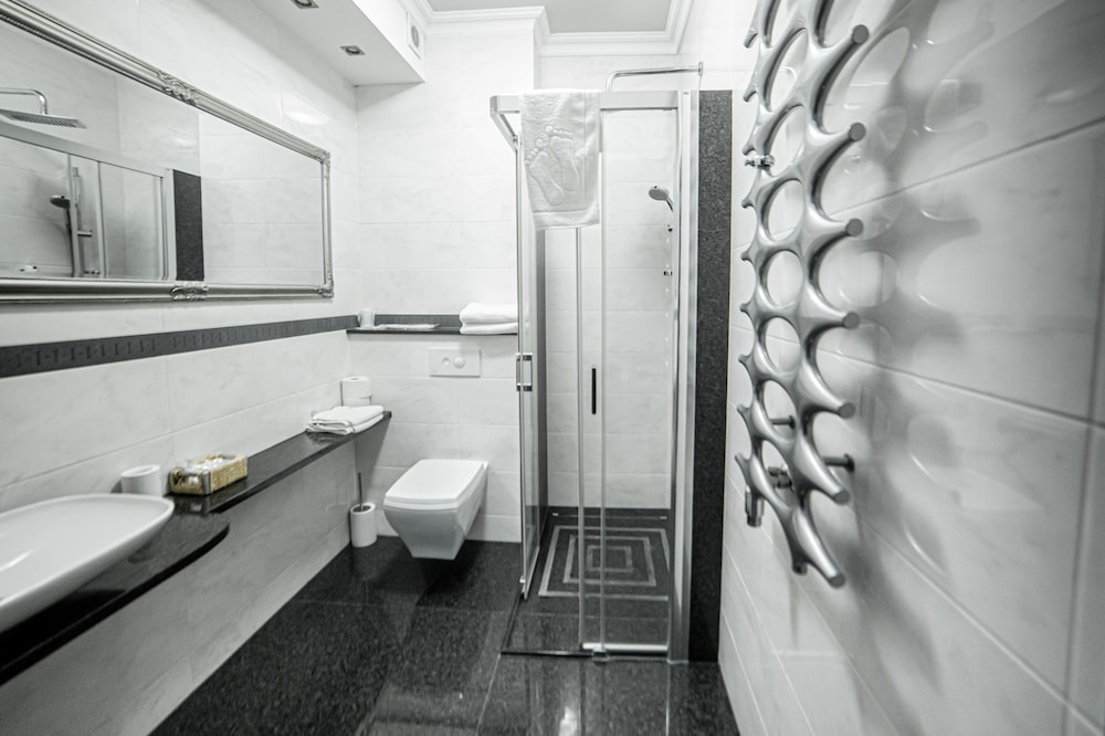Deluxe Studio Suite, 1 King Bed photo 2