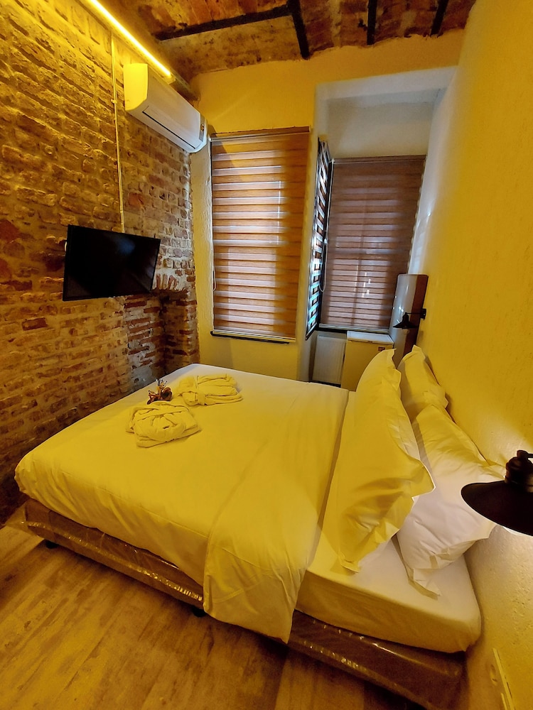 Comfort Room, 1 Queen Bed, Non Smoking, City View photo 1