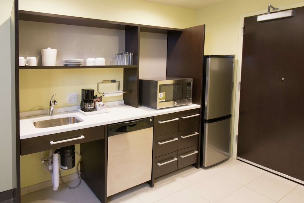 Suite, 1 King Bed, Accessible, Non Smoking (Roll In Shower) photo 3