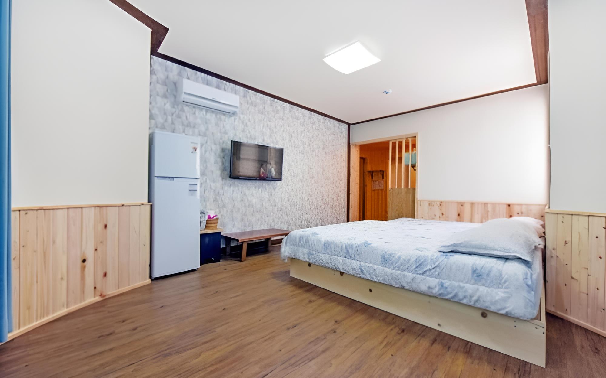 Room (No 103 Apple Mint) photo 2