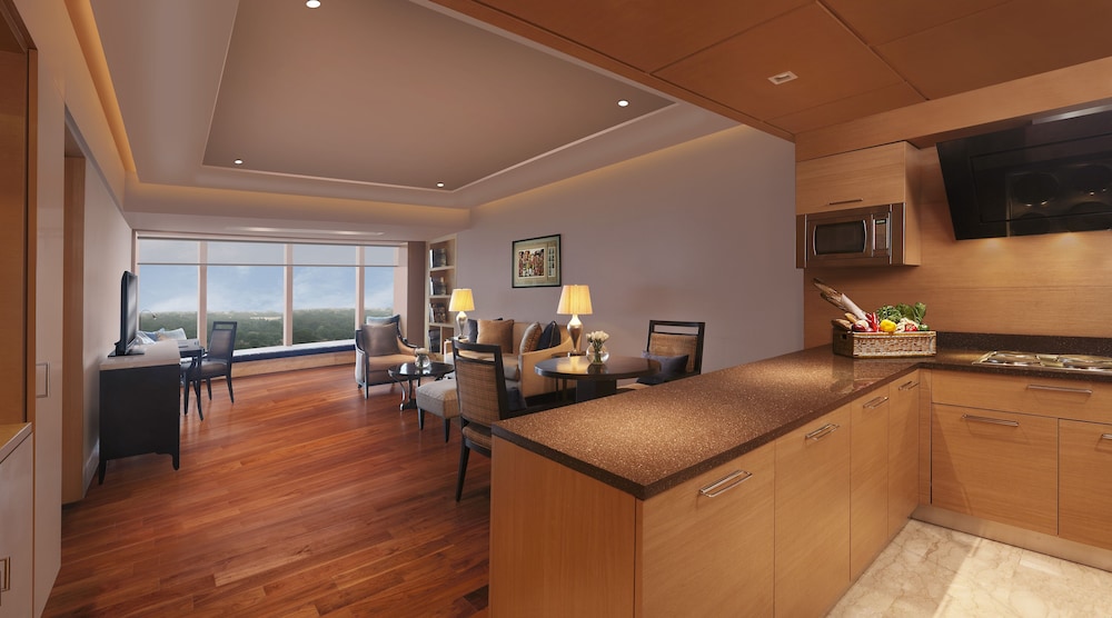 Suite, 1 Bedroom - Photo 2