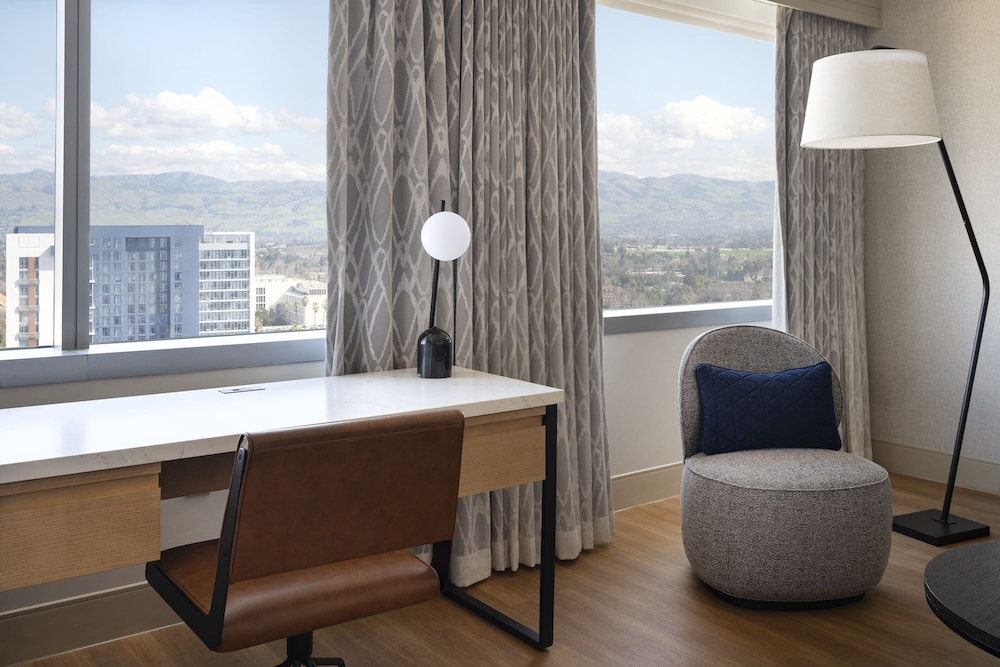 Junior Suite, 1 King Bed with Sofa bed, City View (Corner) photo 3