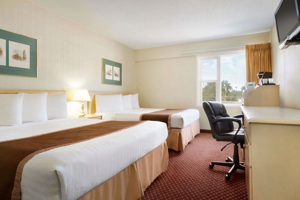 Suite, Multiple Beds, Non Smoking, Patio photo 1