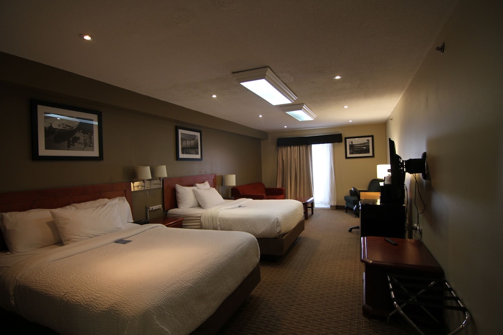Suite, 2 Queen Bed, 1 Pull Out, 1 Bedroom, Non Smoking (First Floor Drive Up) - Photo 2