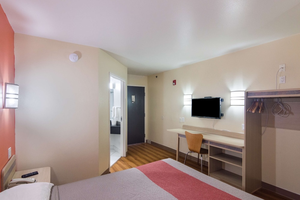 Deluxe Room, 1 Queen Bed, Accessible, Non Smoking photo 3