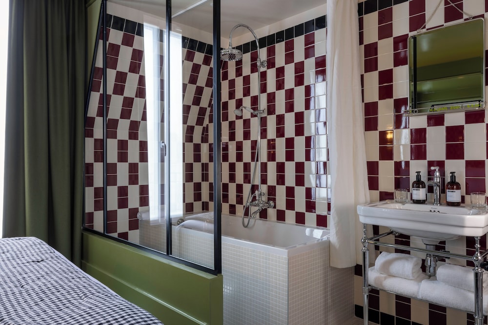 Deluxe Room thumbnail 5