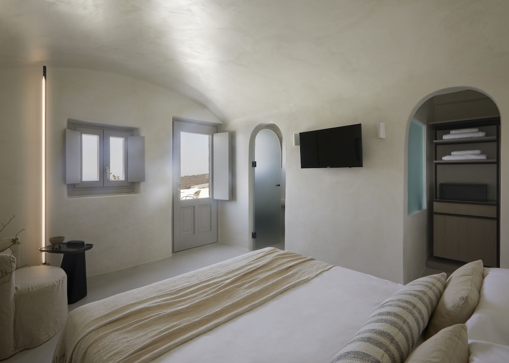 Grace Suite with Plunge Pool and Caldera View - Photo 1