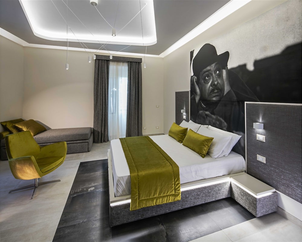Deluxe Double Room, 1 Queen Bed with Sofa bed photo 3
