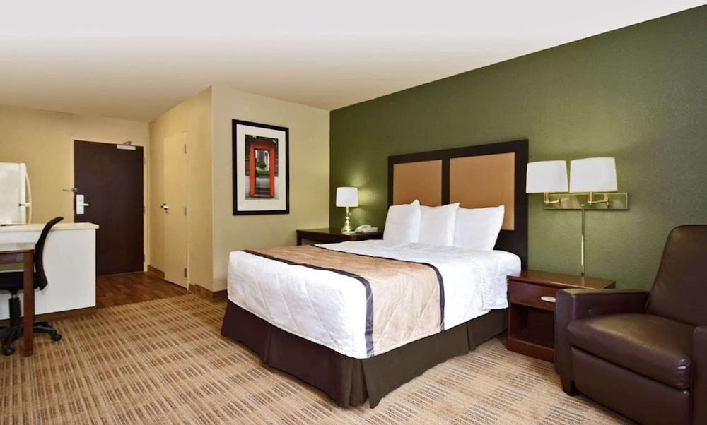 Suite, 1 Queen Bed, Non Smoking (Efficiency) - Photo 3