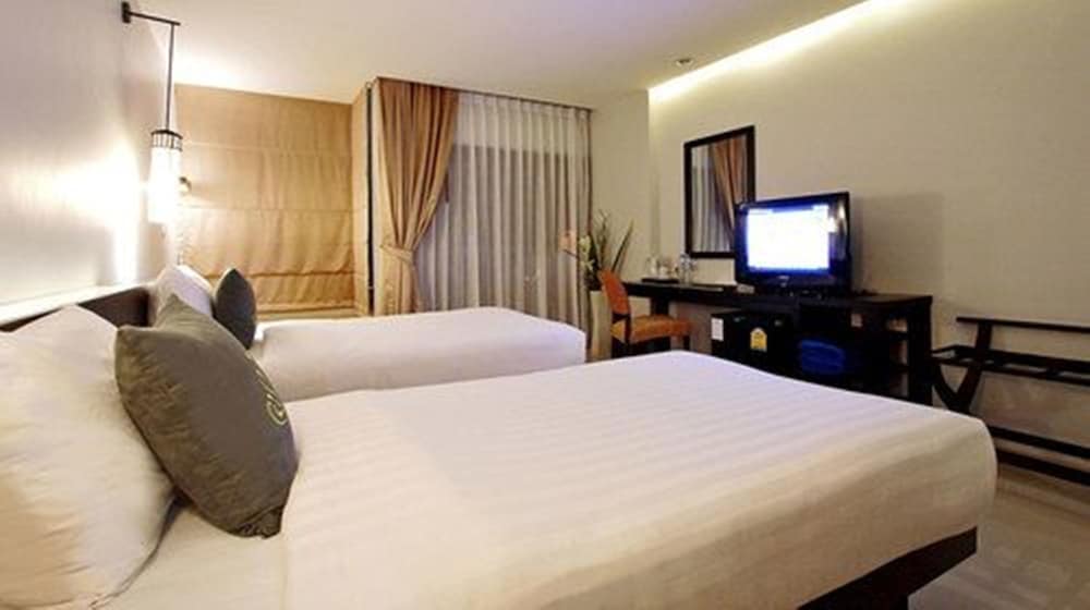 Deluxe Room Pool View - Photo 3