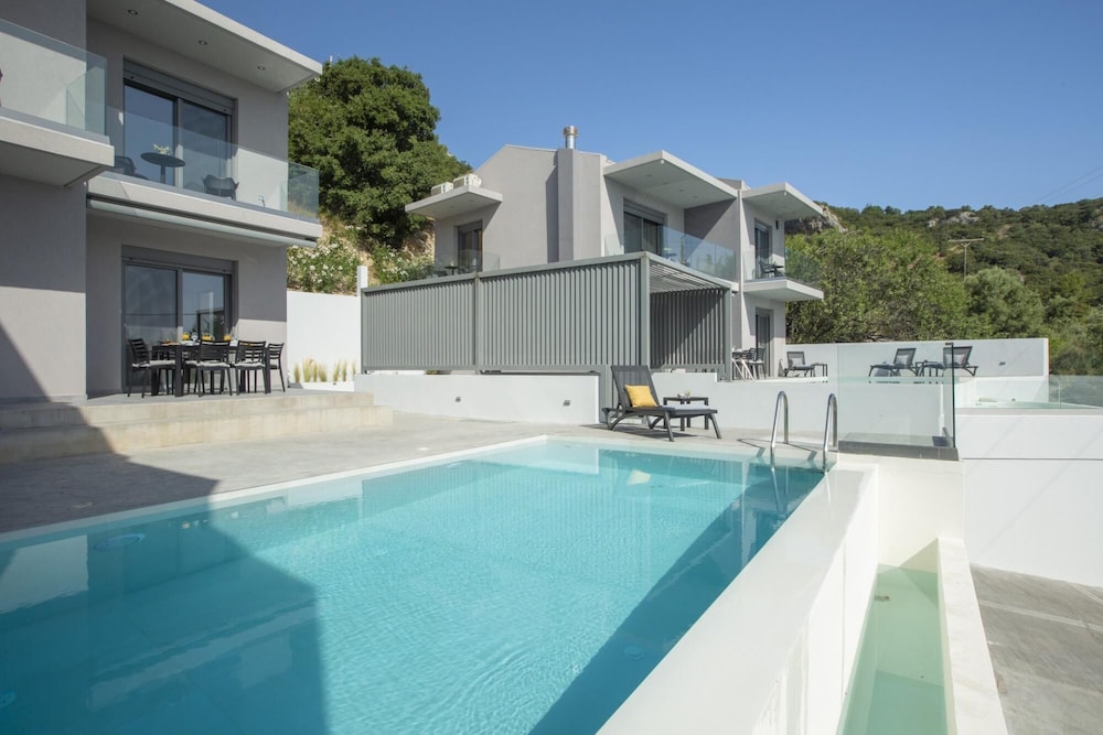 Villa, Smoking photo 3