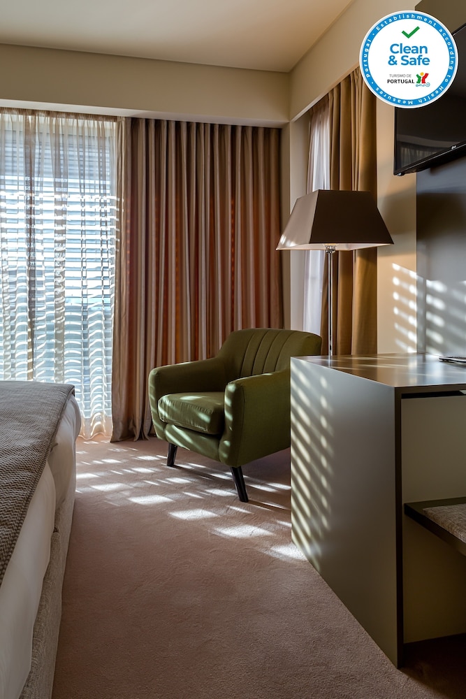 Superior Twin Room, Balcony, City View photo 3