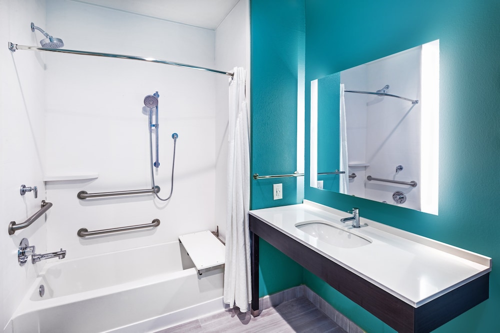 Suite, 1 King Bed, Accessible (Communications Accessible) - Photo 3