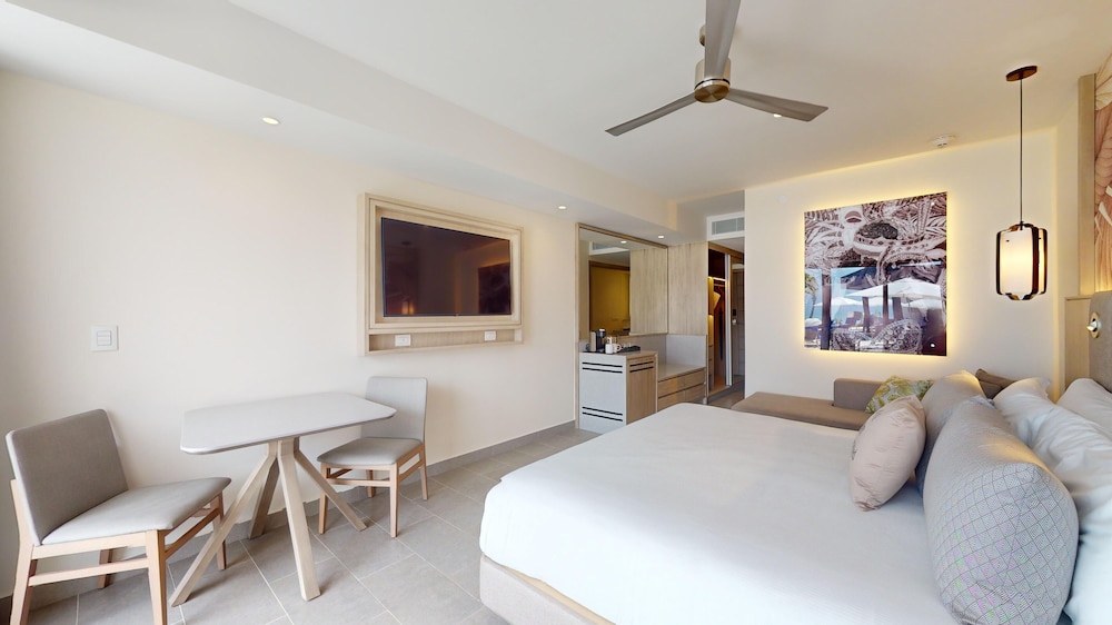 Luxury Junior Suite Beach Front Swim Out Diamond Club