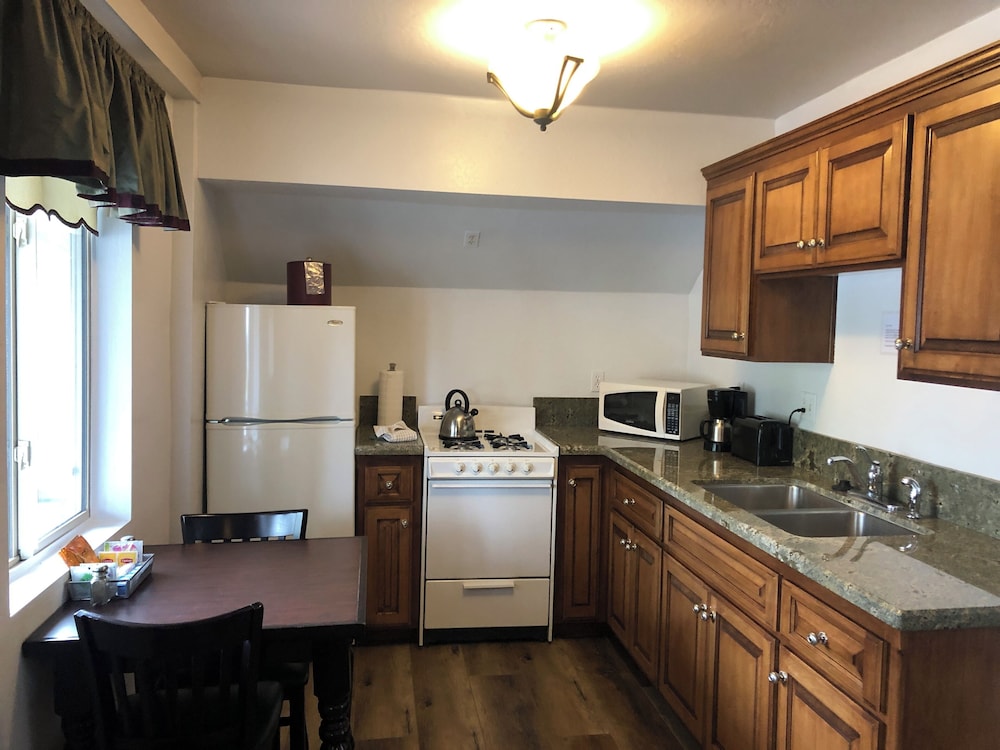Deluxe Room, 1 Queen Bed with Sofa bed, Kitchen photo 2
