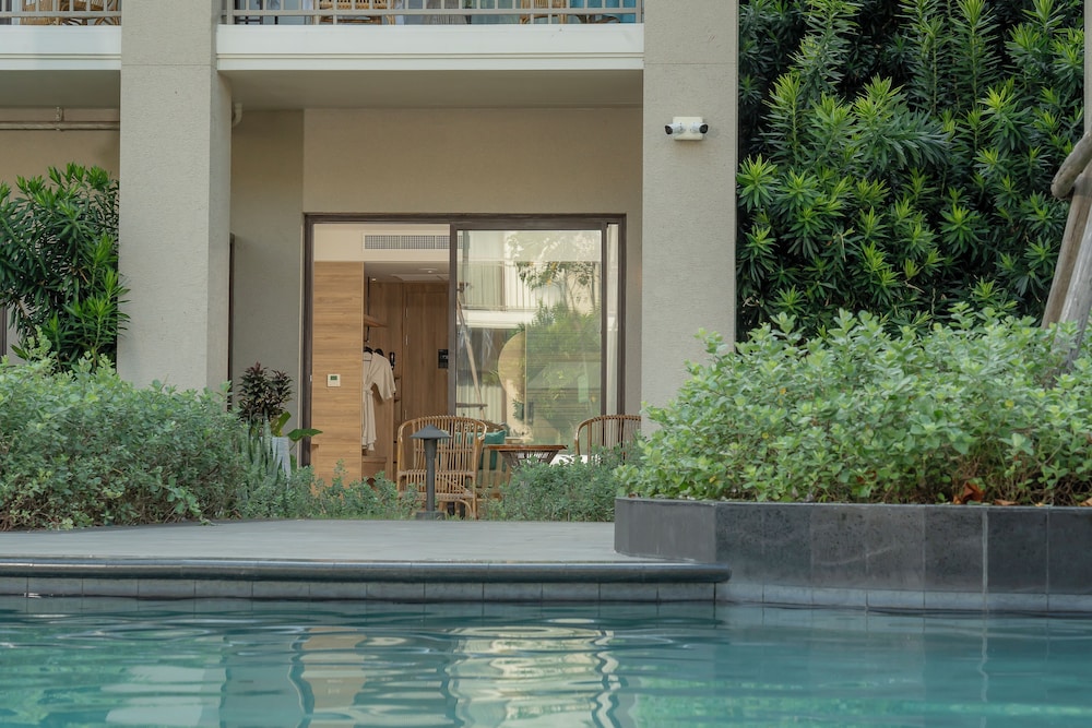 Standard Room, 2 Double Beds, Pool Access - Photo 7