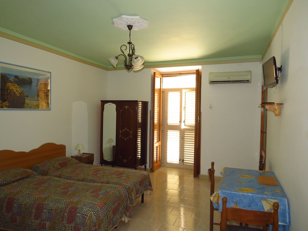 Classic Studio, 1 Bedroom, Tower (Balcony) photo 2