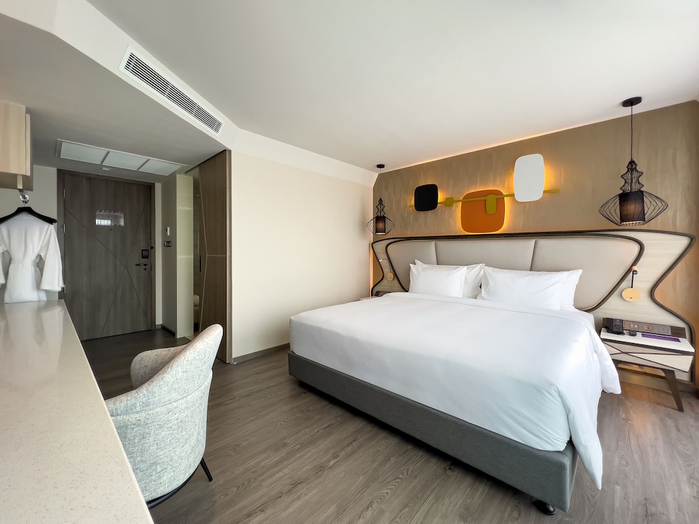 Deluxe King Bed Room - Photo 7