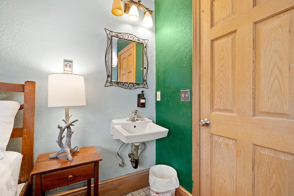 Classic Room, Multiple Beds, Private Bathroom photo 2